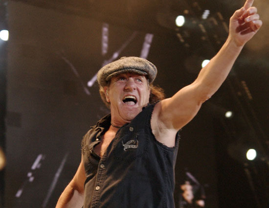 Frontman AC/DC ruší sólové turné, musí na operaci